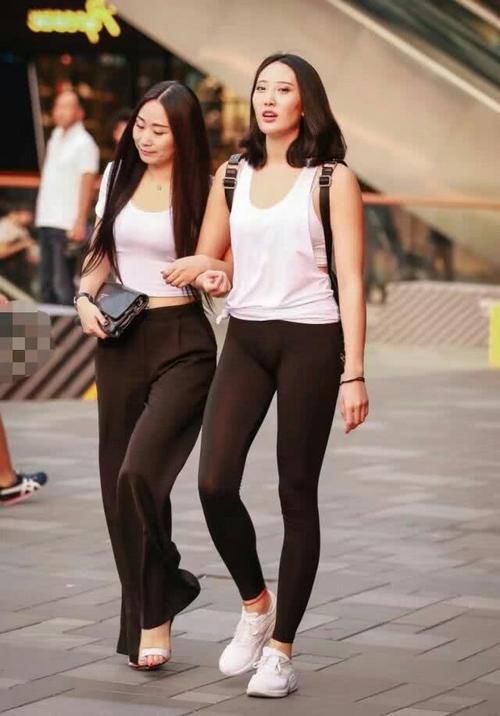 打底裤非常简单轻松的穿出你的美，布料摸起来还特别舒服