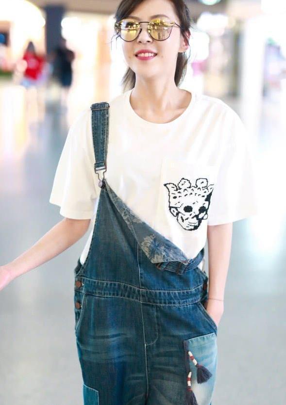 李金铭穿了条满是补丁的破裤子, 好久不见快要瘦成“麻杆”了!