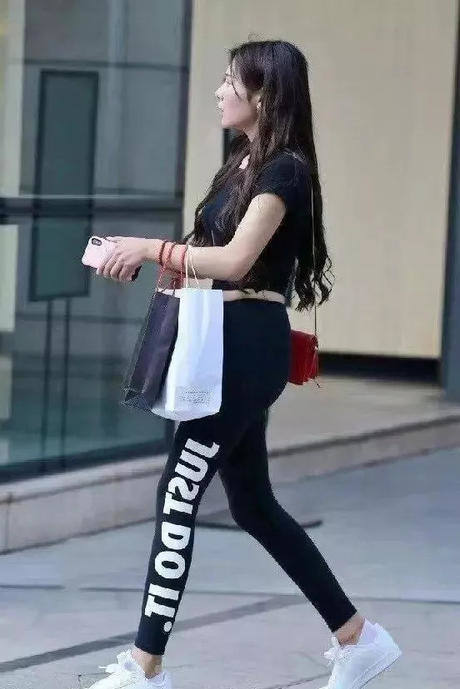 打底裤妹子及腰的长发和空气刘海的设计，增添了许多清纯感