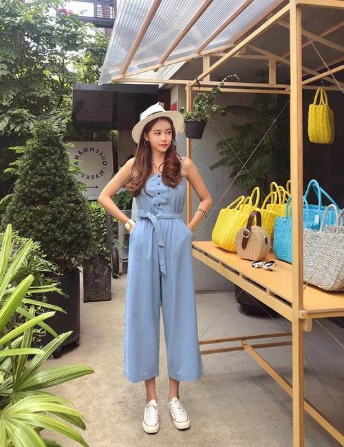 人像摄影：拍照时尽量展现模特的修长美腿，给人别样的性感与韵味