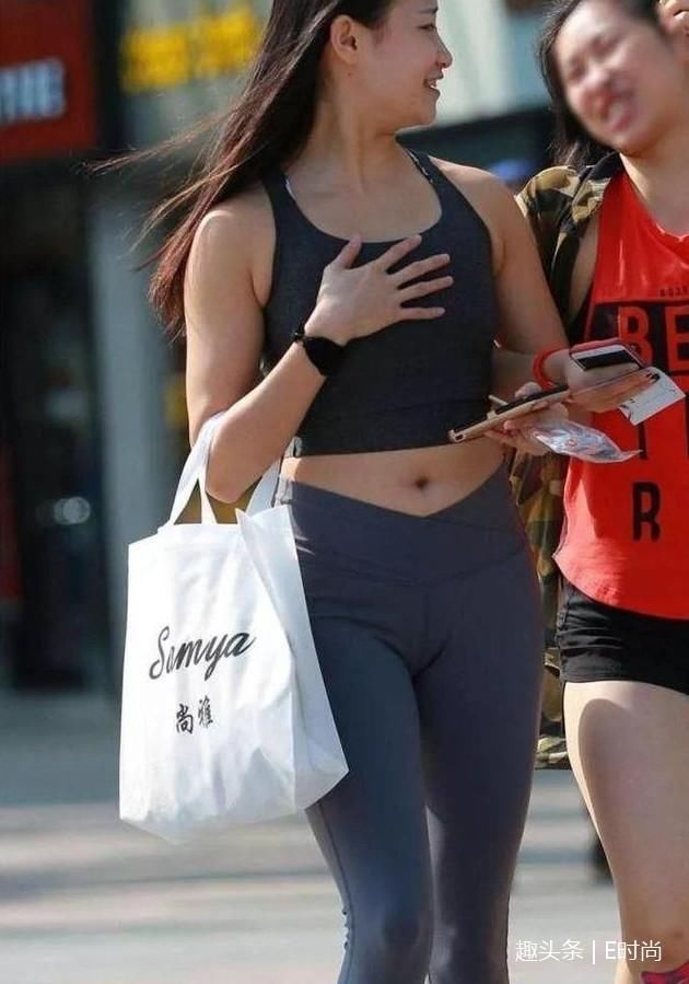 打底裤对于女人美丽的打造，穿起来尽显迷人身材