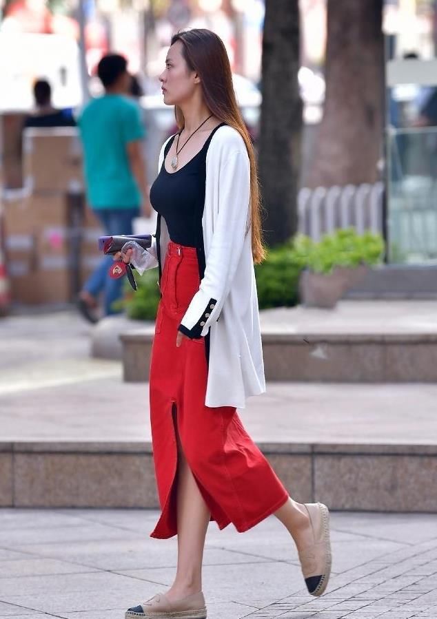 # 气质#一件印花吊带连衣裙，尽显女性柔美气质，街拍:一笑千金的小姐姐