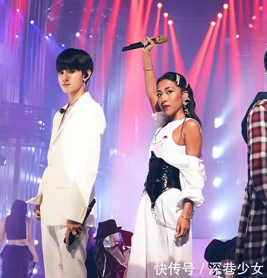 吉克隽逸的鞋子绝了！鞋跟细到可以卡在地板里，竟趴着一条毛毛虫