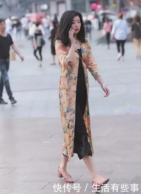 优雅|街拍:雪肤花貌的小姐姐,一条黑色的吊带连衣裙,时尚优雅女人味