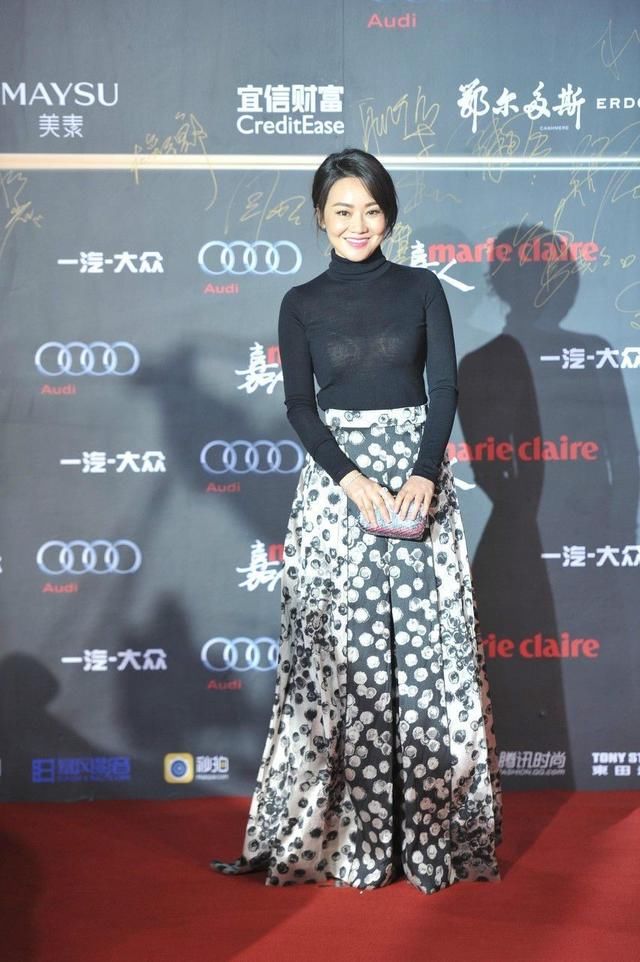 闫妮为了穿吊带裙子，肉都被勒出痕迹了！