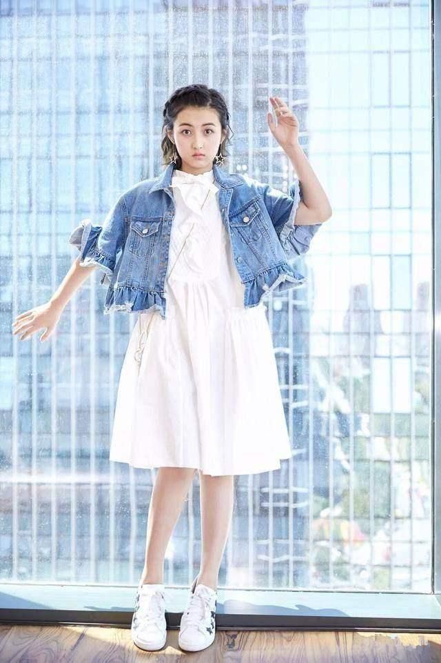 张子枫马丁鞋配牛仔套装显矮又无美感，网友：还是高跟鞋配裙子吧