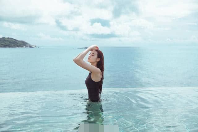 迪丽热巴最新泳衣照，网友：穿着运动泳衣都能这么美