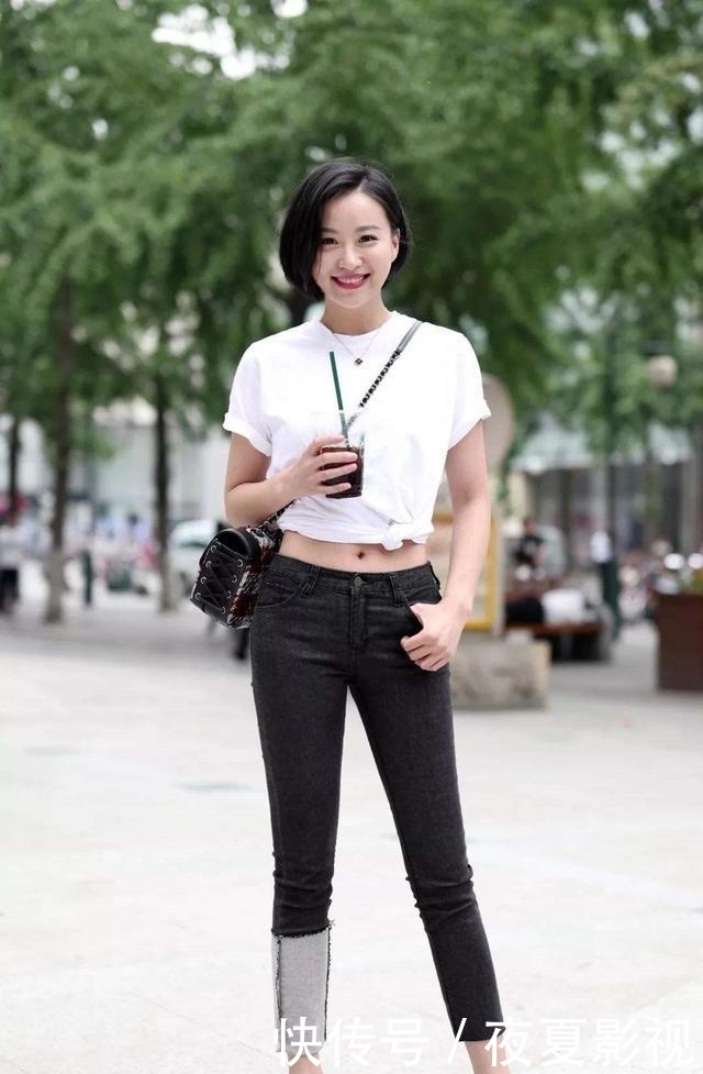  时髦精女孩■白T只做内搭太可惜，学达人三个''时髦心机''，脱下外套也超美！