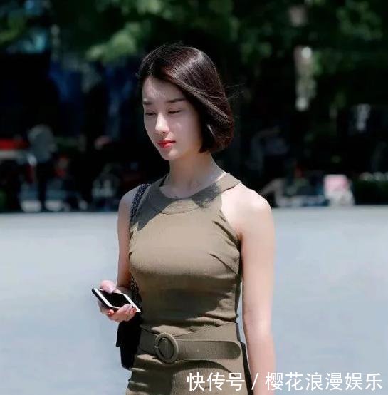 街拍, 美女穿紧身牛仔裤, 身姿优美, 长相耐看