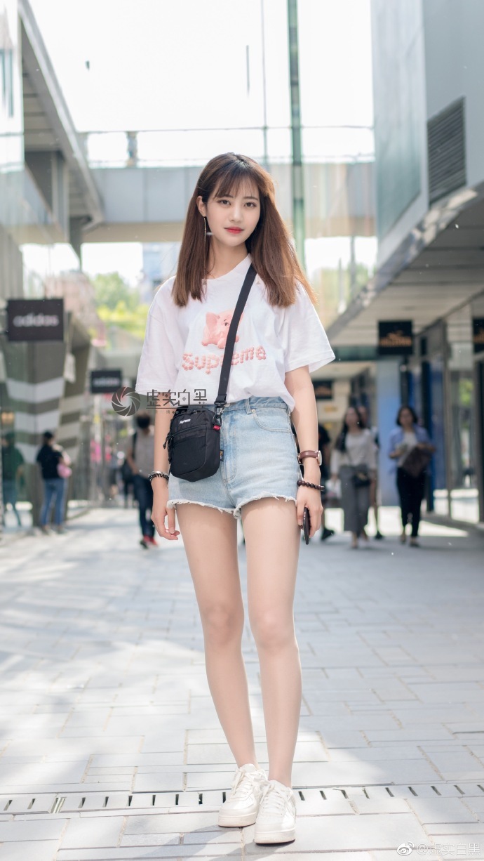 路人街拍：白色紧身裙秀出小姐姐的玲珑身材，长腿很亮丽