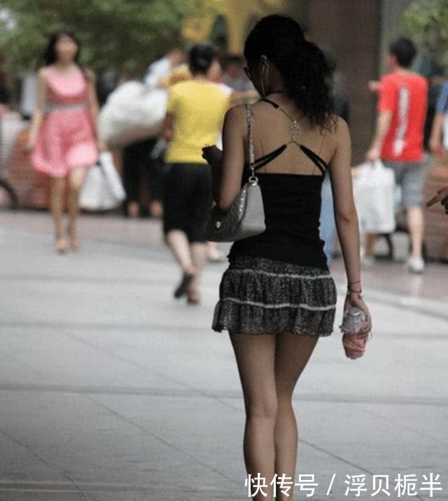  『气质』路人街拍，姑娘气质苗条特别漂亮，短裤搭配吊带衫，凸显好身姿