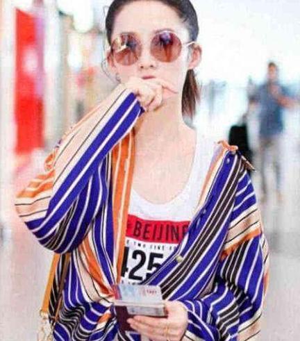 27岁李沁太厉害了 穿衬衫不系扣子 却意外解锁新时尚