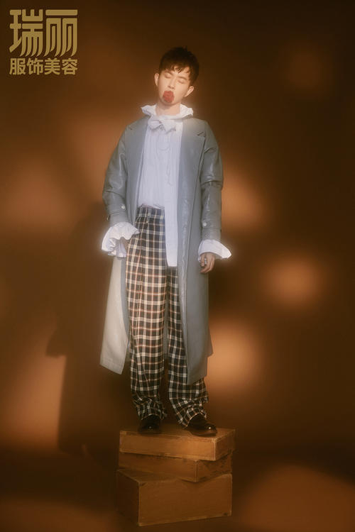 于朦胧杂志大片曝光 “水仙少年”玩转秋日光影变幻