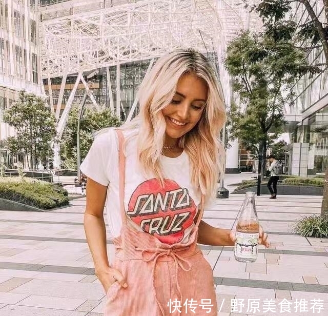  『红色』路人街拍，美女有着一头迷人的长发，带着一种独特的魅力