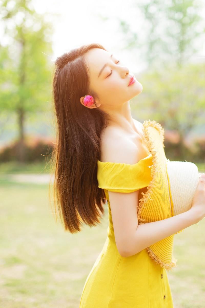 黄裙美女性感露肩户外写真图片