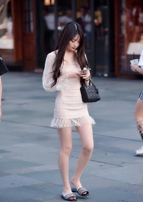  精致|穿搭要靓丽，试试修身精致的短裙，让你遇见更美的自己