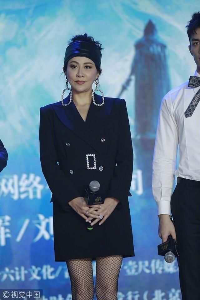 刘嘉玲戴超大耳环穿渔网袜出席活动，网友：中年届最时髦最敢穿的