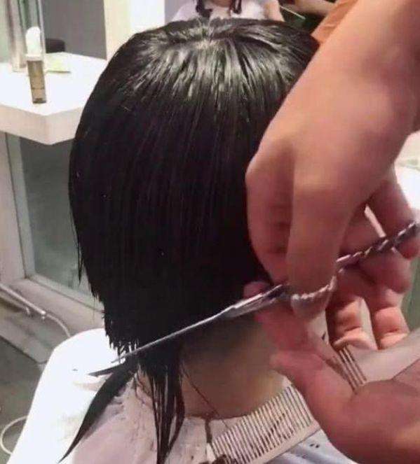 女子因长得丑遭人嫌弃, 换新发型后, 回到家连老公都没认出来!