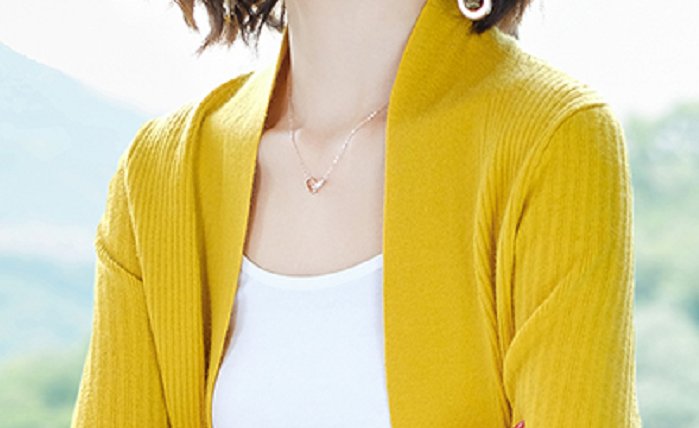 上海女人就是会穿，开衫搭小背心直接穿出门，洋气减龄有活力，美