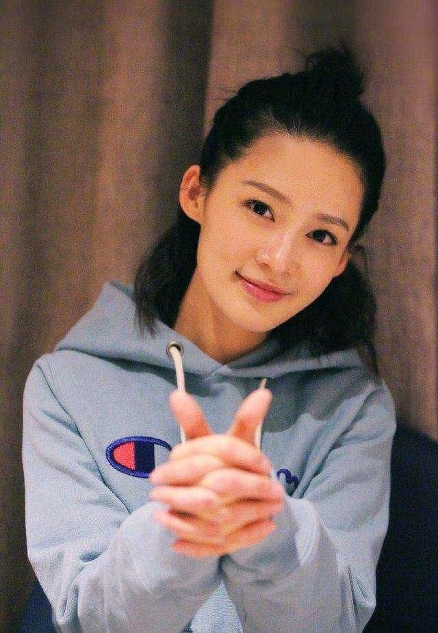 李沁的工作照和生活照大不同，网友：长了一张老天爷赏饭吃的脸蛋