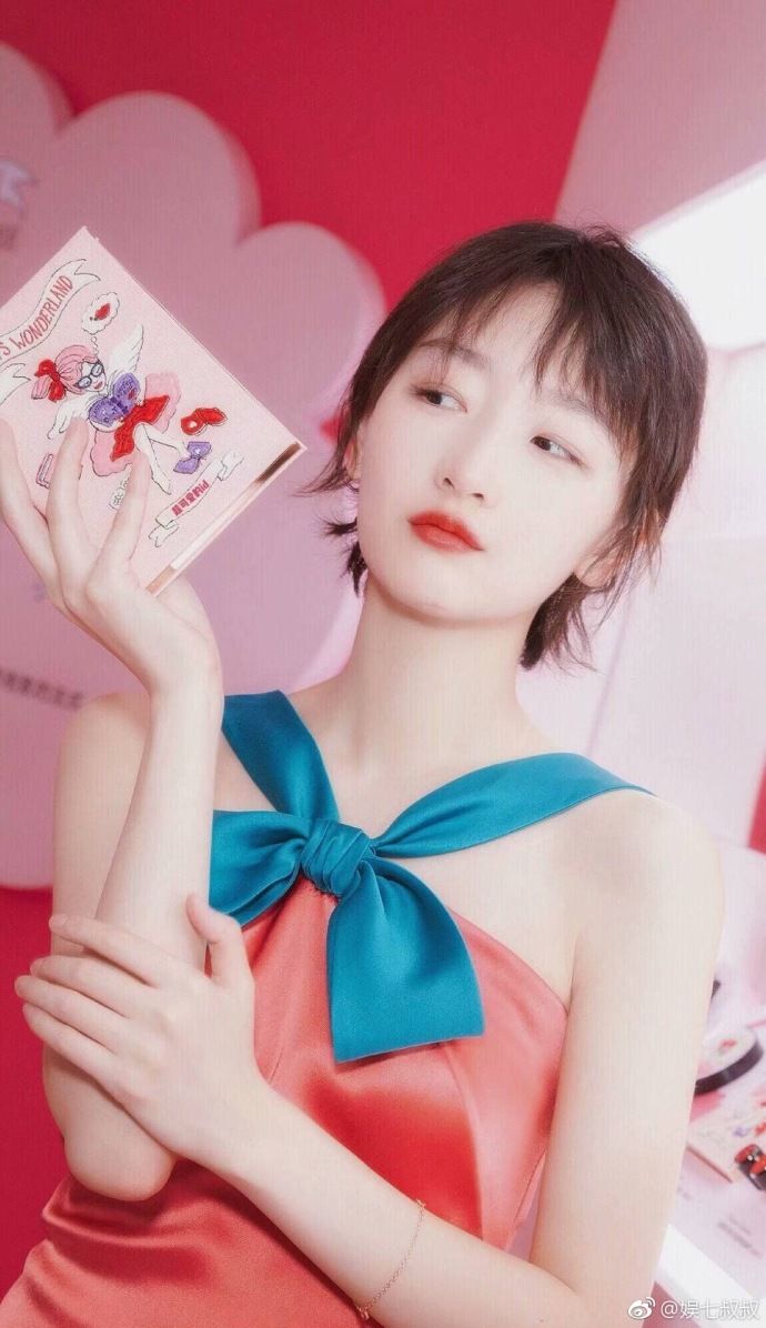 越来越好看的周冬雨，小脸真的太适合大荧幕了!短发越来越有气质