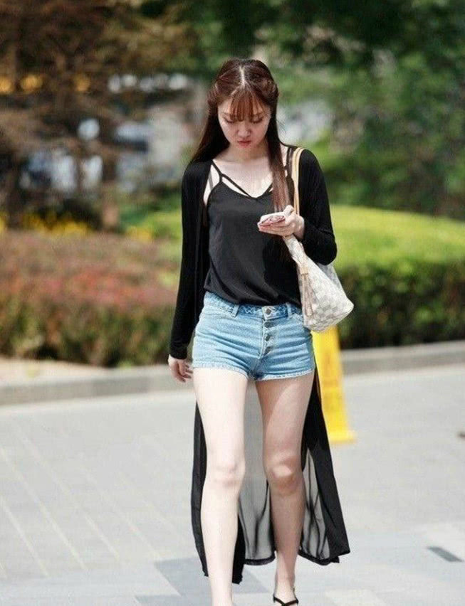 街拍：身姿柔韧穿着大方的小姐姐，穿着也很性感个性很迷人！
