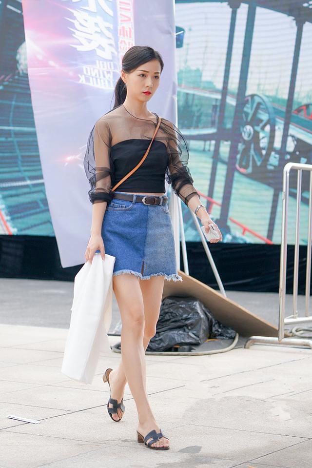 路人街拍，藕荷色吊带背心搭配黑色短裤，简约时尚又有女人味!