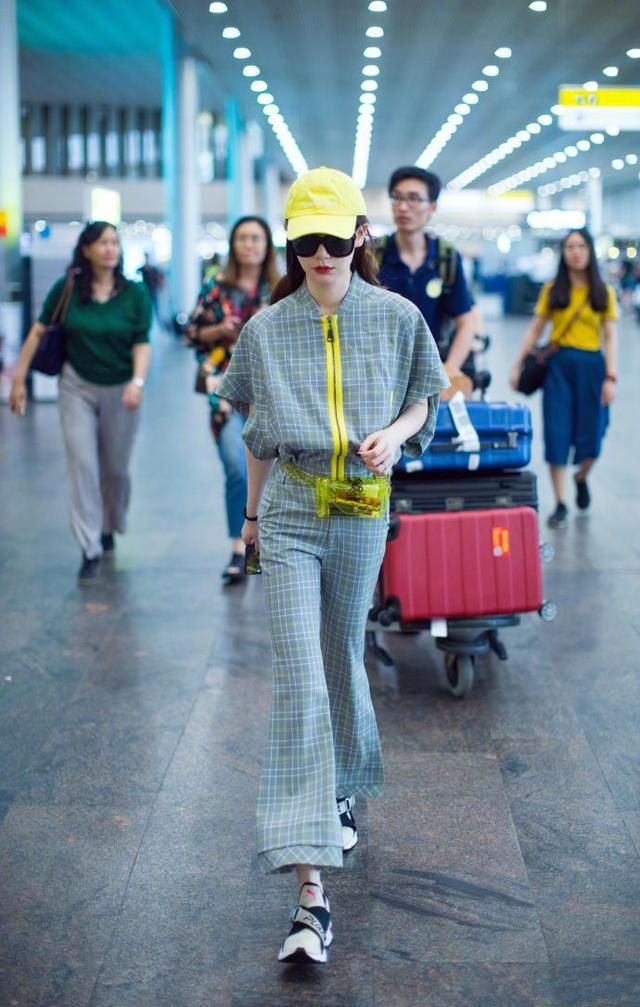 戚薇喇叭裤配运动鞋，网友：小黄包里装的什么都看见了！