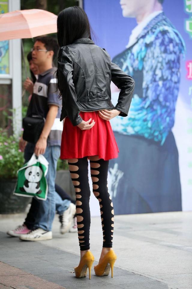 身材高挑的小姐姐，破洞袜裤显得腿很修长，身影很迷人！