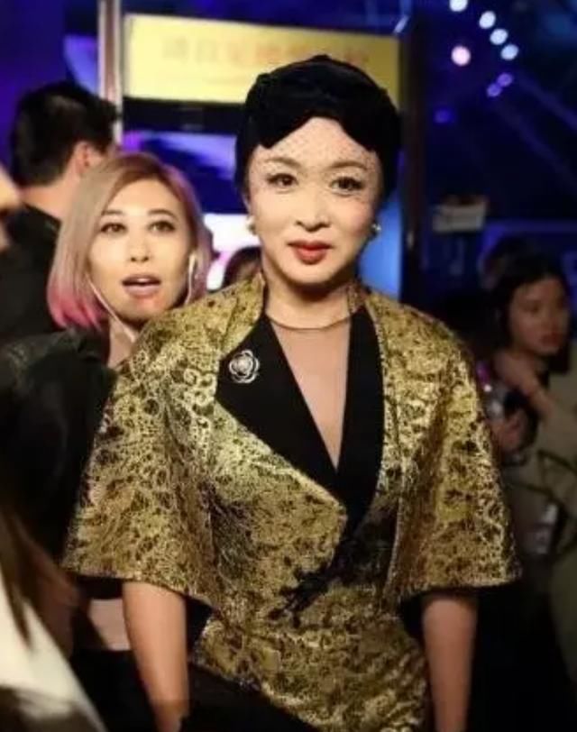 金星真的老了？一身金色旗袍气质绝佳，却在镜头下暴露真面目