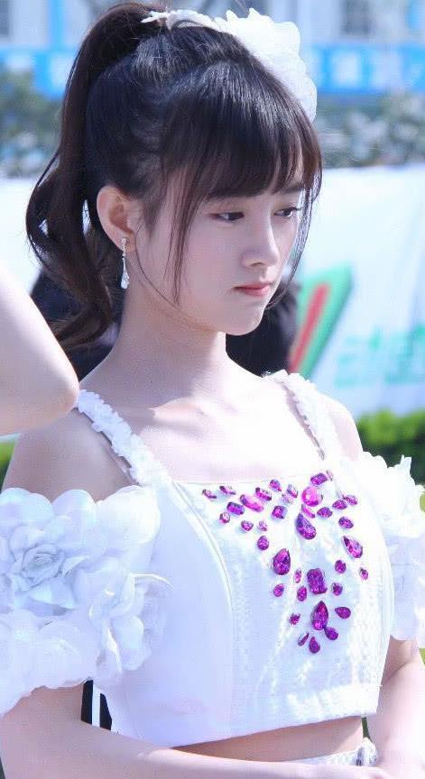 “四千年美女”鞠婧祎头戴大花,不仅不土还美如画,而最美却是他