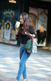 牛仔裤藏肉的技能满分，微胖妹子穿起更迷人