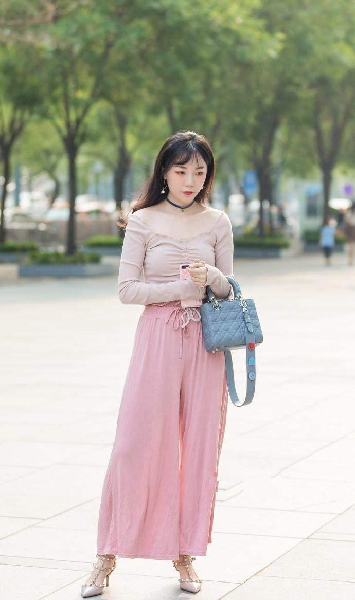 街拍: 图二超短裙的美女和图三热裤的美女,你更喜欢哪一个呢?