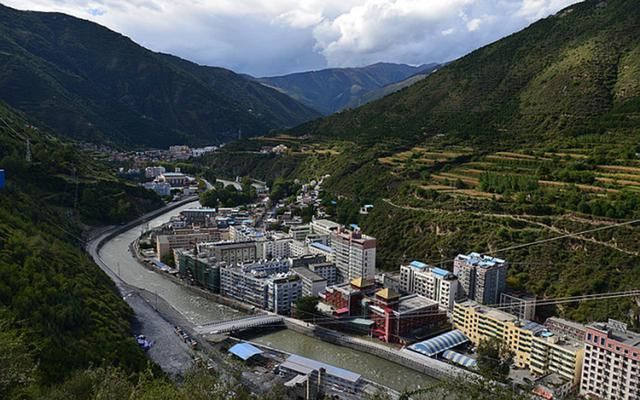 中国八个瘦成一道闪电的城市，人家市区是大饼，他们狭长呈带状!