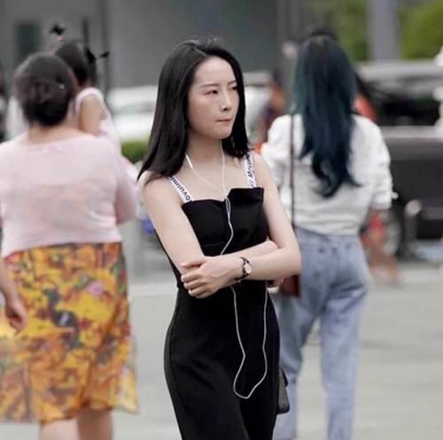  『短袖』养眼女神街拍：光艳逼人的美女，一件白色短袖配牛仔裤，时尚运动活力气息