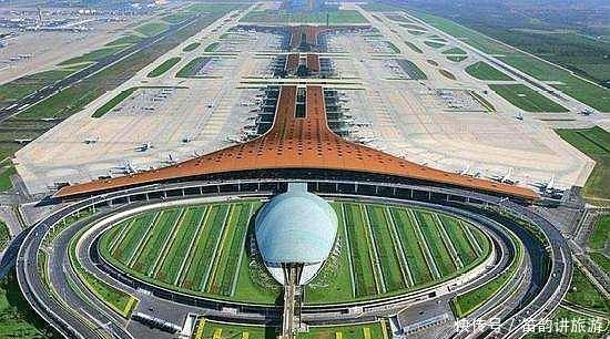 这个机场每天有1600多架飞机起飞，平均1分钟一架！