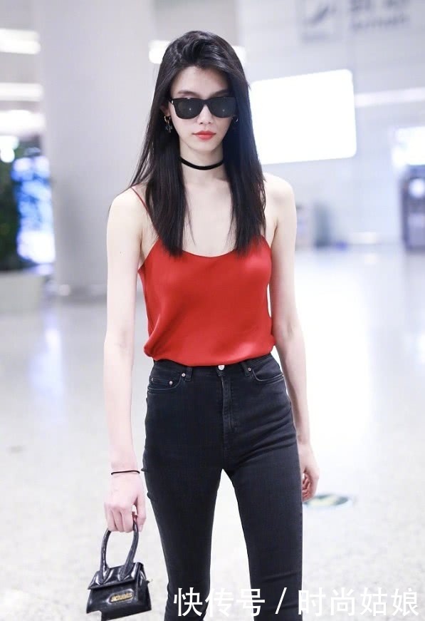 奚梦瑶穿吊带加牛仔裤现身，鞋亮了，网友：这大皮鞋可真捂脚