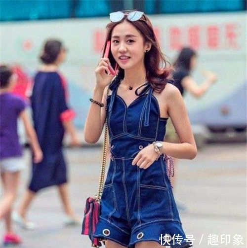  连体：街拍：小美女身穿时尚的吊带连体短裤，秀出白皙长腿，清秀靓丽