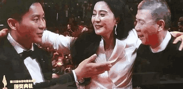 手机事件再度发酵, 铲屎官曝光冯小刚范冰冰亲密照, 网友: 李晨疯