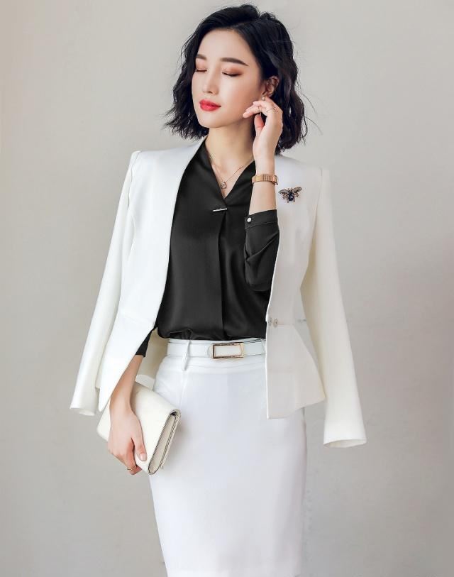 装新款:建议:70后妈妈们,过年打扮嫩点,学下图这样穿搭,洋气超减龄