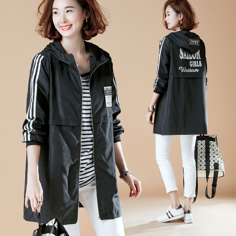 中国制造“风衣”一夜而红，最适合40岁女人穿，越看越洋气