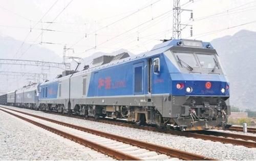  被誉为|中国最长的火车，重达2万吨长2.6公里，司机被誉为“国宝