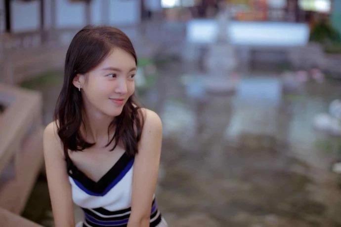 小清新!28岁金晨吊带长裙、26岁娜扎粉色look，网友:差距很明显