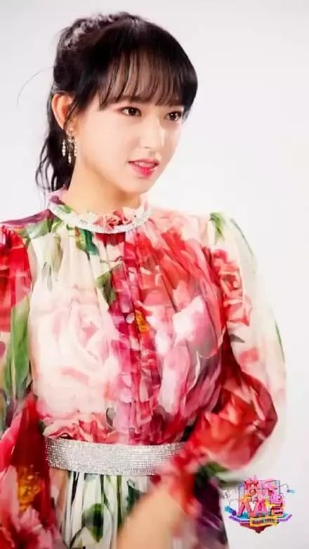 同穿大印花连衣裙，热巴美艳，程潇可爱，但凭借这一点网友都说她