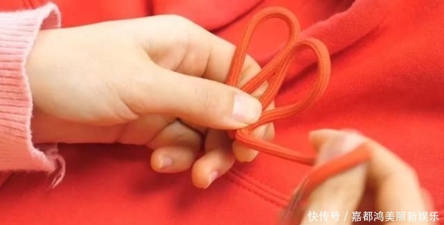 漂亮：今年最流行的卫衣绳子打结法，既漂亮又个性，方法简单一学就会！