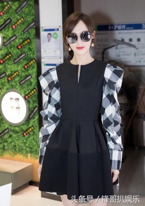 唐嫣为博热度拼了，一袭白裙在上身划个开口就穿出来，看得人脸红