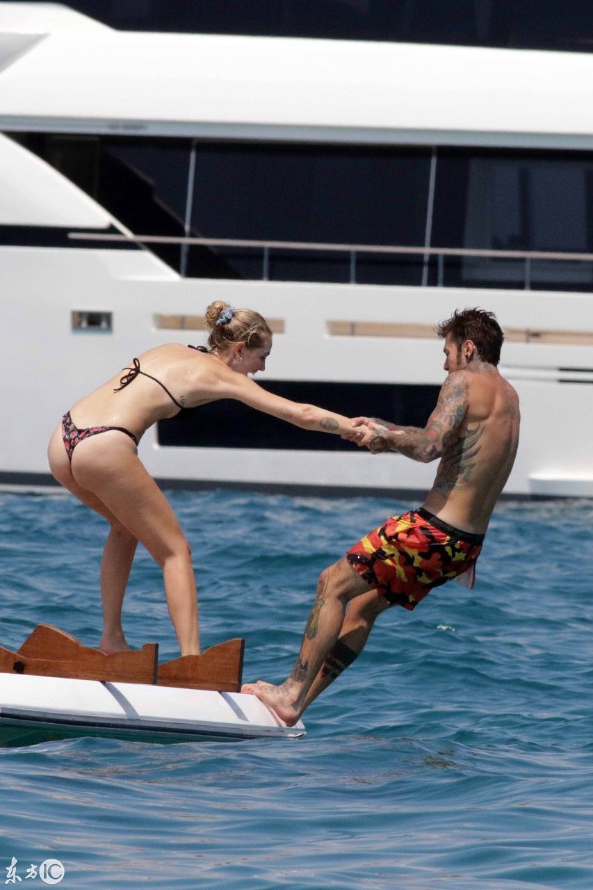 意大利网红美女琪亚拉法拉格尼跟男友海边度假戏水吸引众人眼球