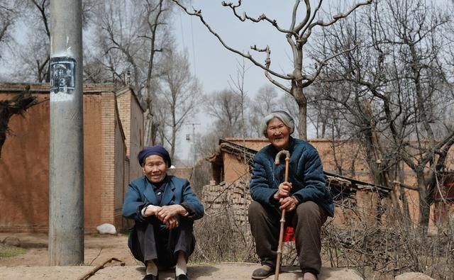 农村老人养老都靠什么？有人说靠儿子？有人说靠政府？其实都不对