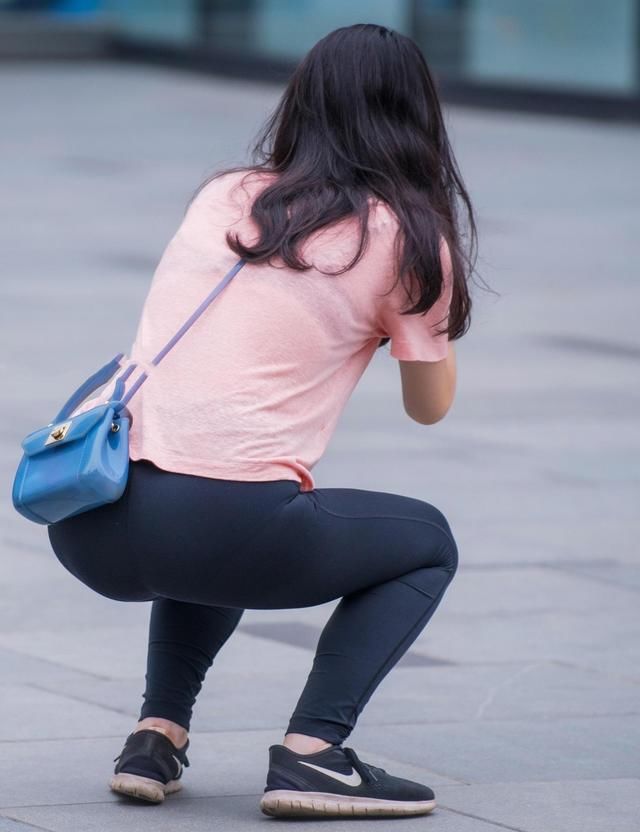 街拍美女：气质小阿姨穿着运动紧身裤喜欢拍照，无拘无束玩的很嗨