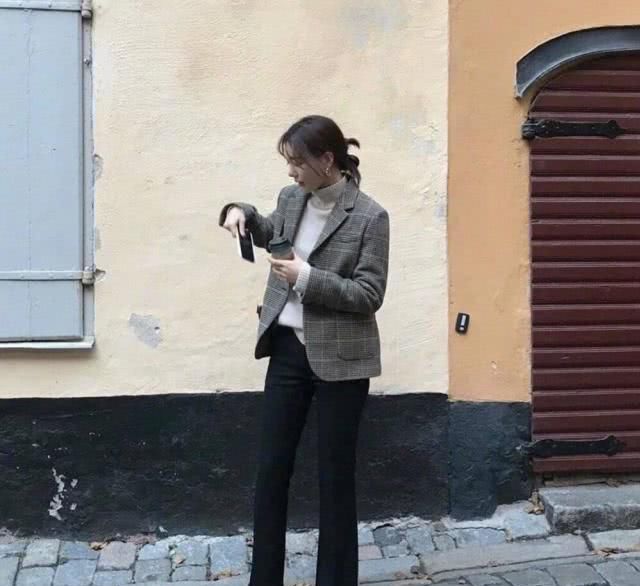  [能体现出女]出行穿衣搭配太呆板，时尚潮流漂亮小姐姐用休闲服装开展配搭，結果超好看